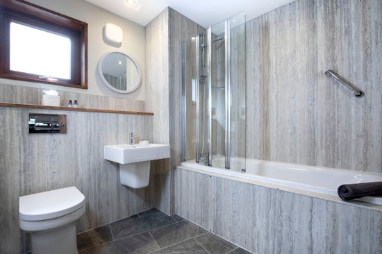 Golden Oak Treehouse bathroom