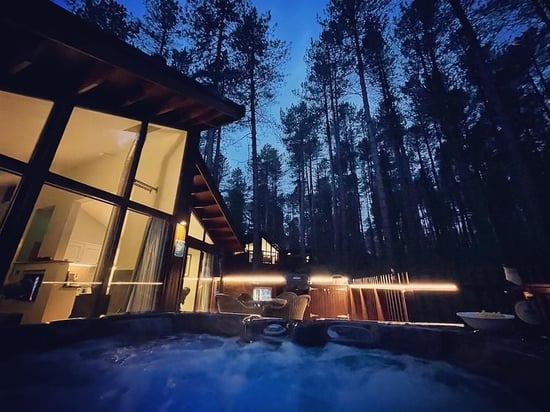 Evening hot tub guest photo by @matthewjhsn