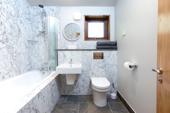 White Willow Premium main bathroom