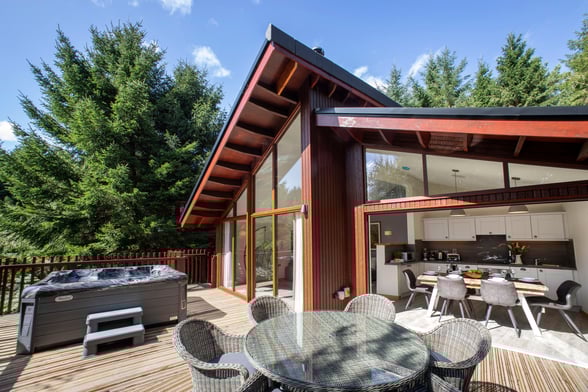 Decking area and outdoor kitchen of White Willow Premium, Delamere Forest