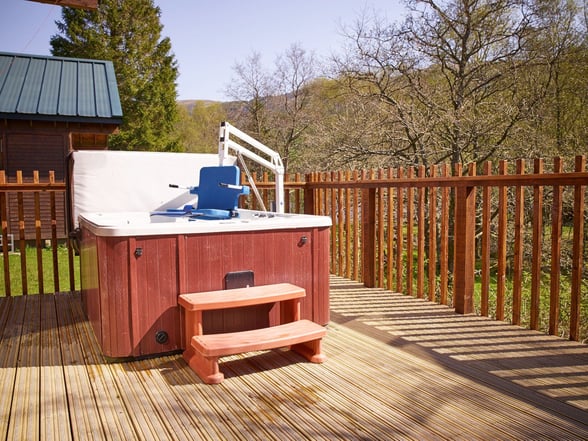 Wheelchair-adapted Silver Birch hot tub with hoist