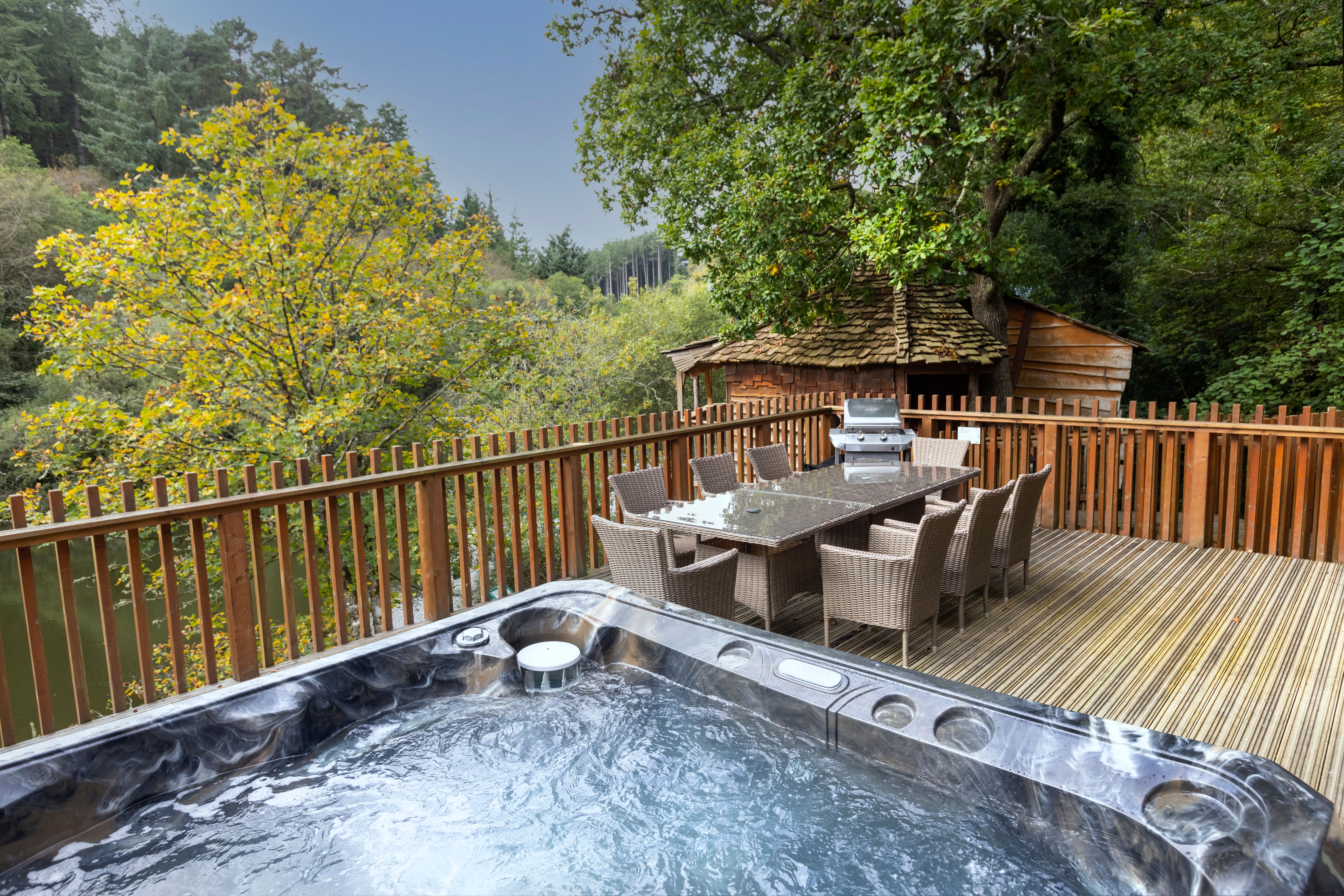 https://assets.forestholidays.co.uk/damprodblob/assets/siteassets/locations/cornwall/deerpark/accommodation-page/golden-oak-treehouse/goth_hot_tub_41a6852fc5.jpg